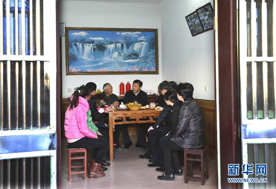 12月13日至14日，中共中央总书记、国家主席、中央军委主席习近平在江苏调研。这是13日下午，习近平在镇江市丹徒区世业镇永茂圩自然村调研时到村民洪家勇家中看望。新华社记者 兰红光 摄