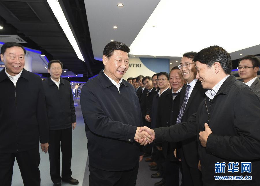 12月13日至14日，中共中央总书记、国家主席、中央军委主席习近平在江苏调研。这是13日，习近平在江苏省产业技术研究院调研时同科研人员亲切握手。新华社记者 李学仁 摄