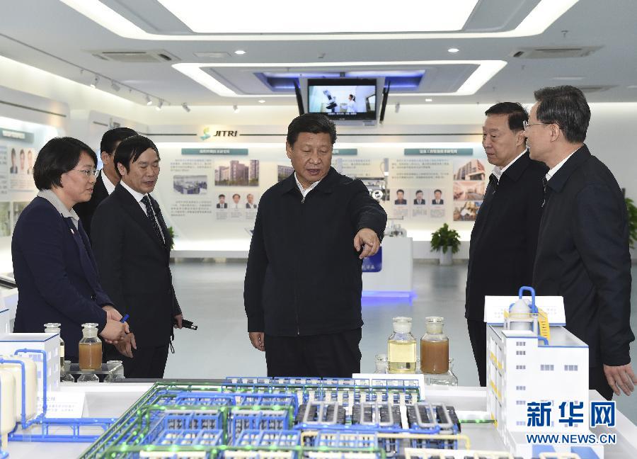 12月13日至14日，中共中央总书记、国家主席、中央军委主席习近平在江苏调研。这是13日，习近平在江苏省产业技术研究院调研。新华社记者 李学仁 摄