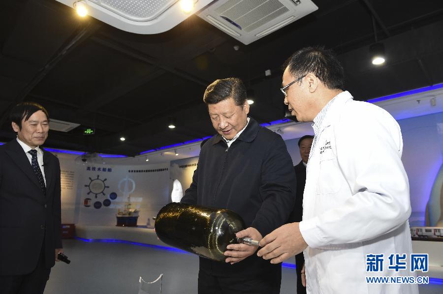 12月13日至14日，中共中央总书记、国家主席、中央军委主席习近平在江苏调研。这是13日，习近平在江苏省产业技术研究院调研。新华社记者 李学仁 摄