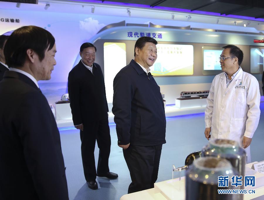 12月13日至14日，中共中央总书记、国家主席、中央军委主席习近平在江苏调研。这是13日下午，习近平在江苏省产业技术研究院了解研发产品的性能、市场应用、产业前景等情况。新华社记者 兰红光 摄
