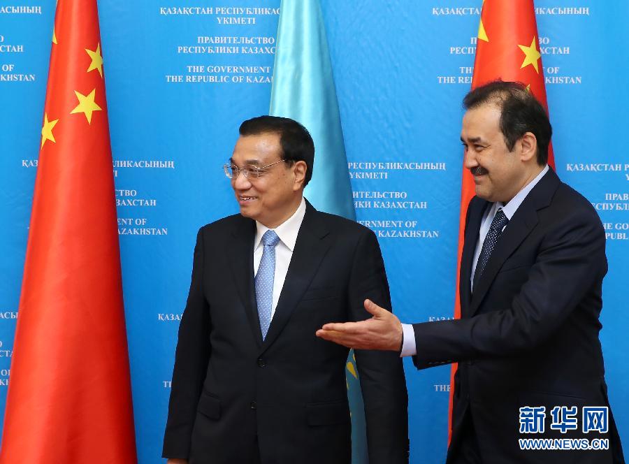 12月14日，国务院总理李克强在阿斯塔纳同哈萨克斯坦总理马西莫夫举行中哈总理第二次定期会晤。 新华社记者 庞兴雷 摄
