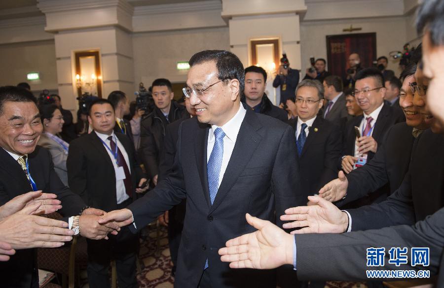  12月14日，国务院总理李克强在阿斯塔纳同哈萨克斯坦总理马西莫夫共同出席中哈企业家委员会第二次会议。这是李克强总理步入会场。新华社记者 黄敬文 摄 