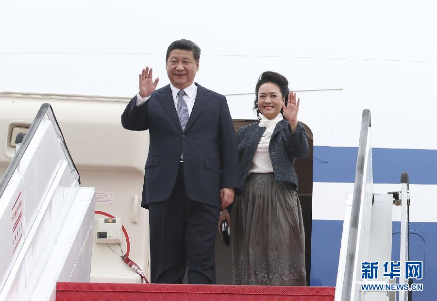 12月19日，中共中央总书记、国家主席、中央军委主席习近平乘专机抵达澳门，将出席庆祝澳门回归祖国15周年大会暨澳门特别行政区第四届政府就职典礼。这是习近平主席和夫人彭丽媛走出机舱时向欢迎人群挥手致意。新华社记者 兰红光 摄