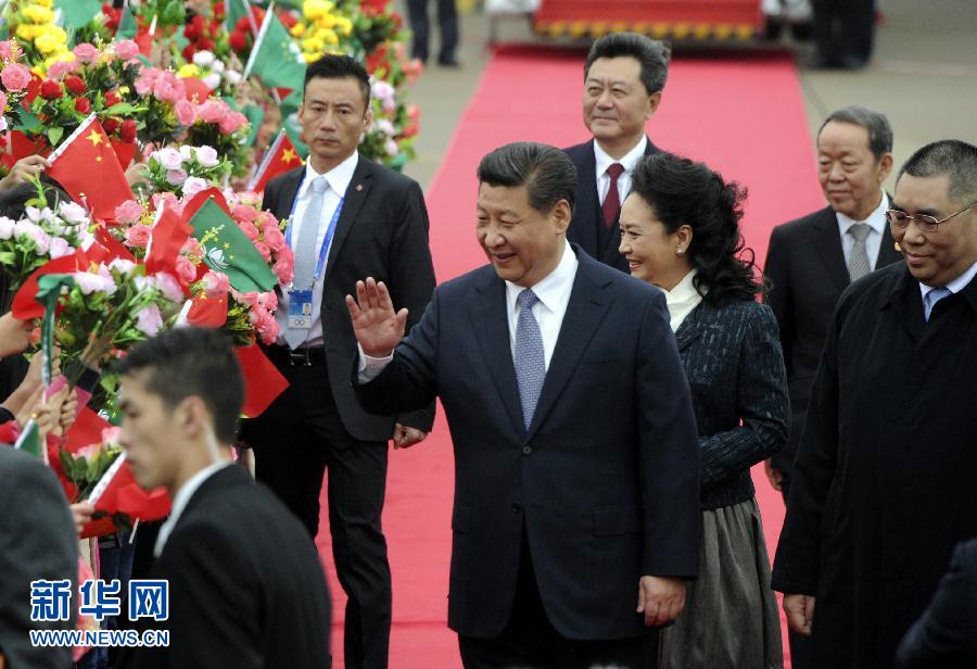 12月19日，中共中央总书记、国家主席、中央军委主席习近平乘专机抵达澳门，将出席庆祝澳门回归祖国15周年大会暨澳门特别行政区第四届政府就职典礼。这是习近平主席和夫人彭丽媛向欢迎人群致意。新华社记者 张铎 摄