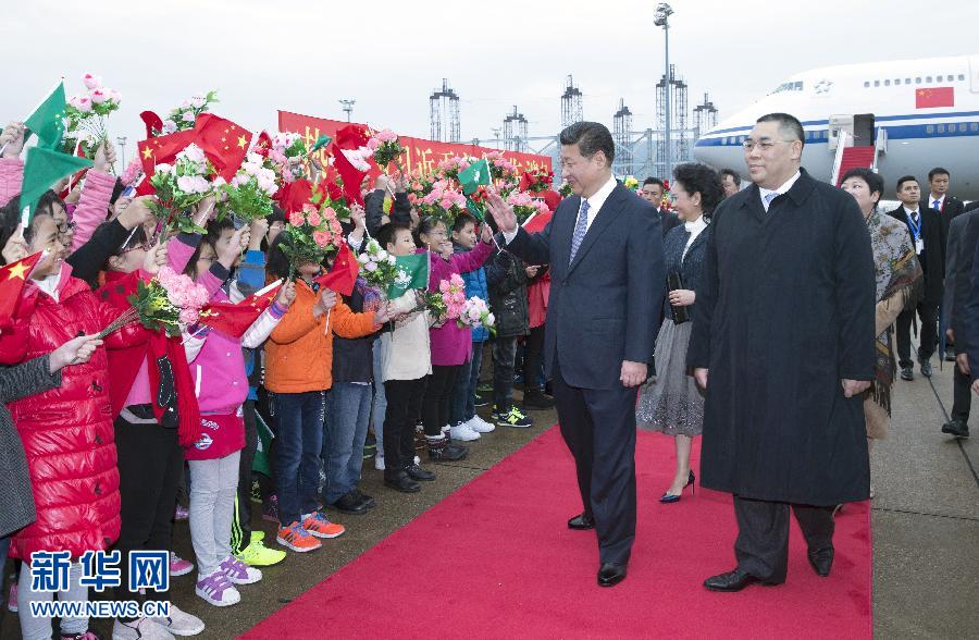 12月19日，中共中央总书记、国家主席、中央军委主席习近平乘专机抵达澳门，出席将于20日举行的庆祝澳门回归祖国15周年大会暨澳门特别行政区第四届政府就职典礼。这是习近平主席和夫人彭丽媛向欢迎人群致意。新华社记者 兰红光 摄