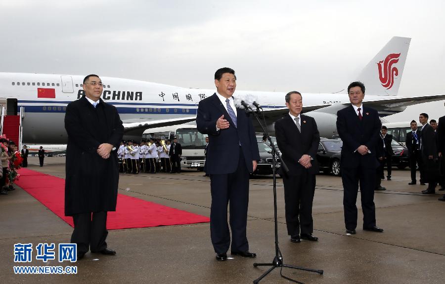 12月19日，中共中央总书记、国家主席、中央军委主席习近平乘专机抵达澳门，将出席庆祝澳门回归祖国15周年大会暨澳门特别行政区第四届政府就职典礼。这是习近平主席在机场发表讲话。新华社记者 兰红光 摄