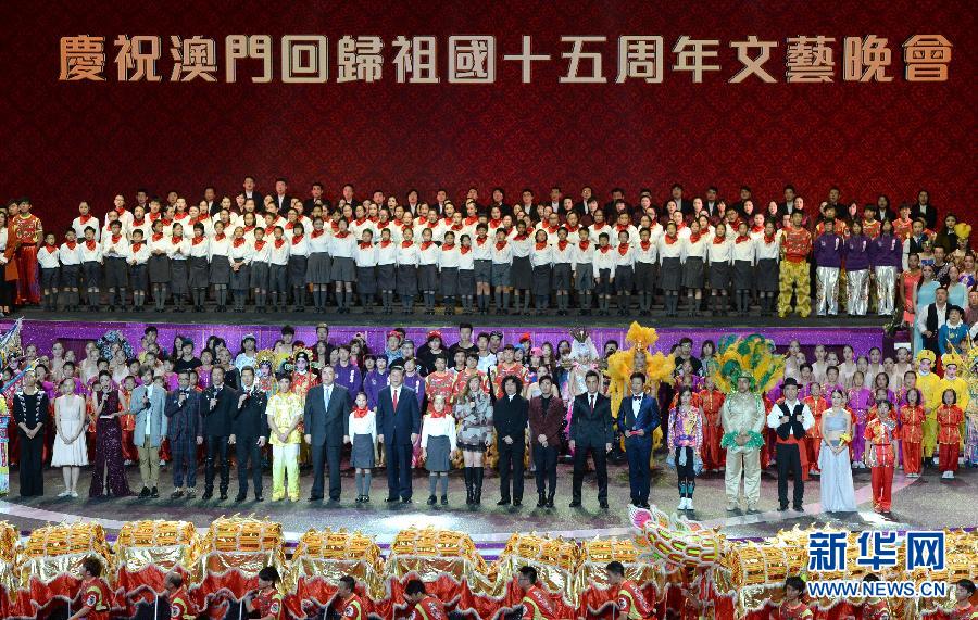 12月19日，庆祝澳门回归祖国15周年文艺晚会在澳门举行，国家主席习近平出席观看。晚会结束时，习近平主席走上舞台与大家一起高唱《歌唱祖国》。新华社记者秦晴摄 