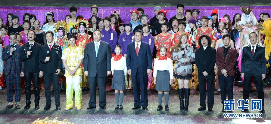 12月19日，庆祝澳门回归祖国15周年文艺晚会在澳门举行，国家主席习近平出席观看。晚会结束时，习近平主席走上舞台与大家一起高唱《歌唱祖国》。新华社记者秦晴摄 