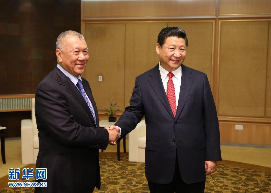 （时政&bull;澳门回归15周年）习近平会见何厚铧