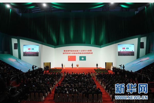 12月20日，中共中央总书记、国家主席、中央军委主席习近平出席澳门回归祖国15周年大会暨澳门特别行政区第四届政府就职典礼。这是由国家主席习近平监誓，澳门特别行政区第四任行政长官崔世安宣誓就职。新华社记者张铎摄