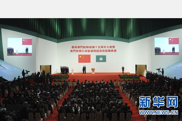 12月20日，中共中央总书记、国家主席、中央军委主席习近平出席澳门回归祖国15周年大会暨澳门特别行政区第四届政府就职典礼。这是由国家主席习近平监誓，在崔世安带领下，澳门特别行政区第四届政府主要官员及检察长宣誓就职。新华社记者张铎摄