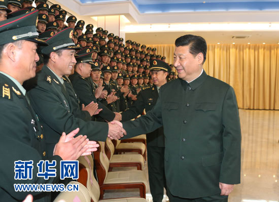 12月20日，中共中央总书记、国家主席、中央军委主席习近平视察中国人民解放军驻澳门部队。这是习近平亲切接见驻澳门部队全体干部。新华社记者李刚摄