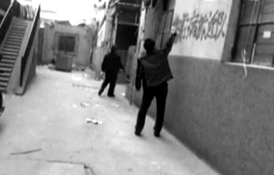 小区墙壁被喷涂“艾滋病拆迁队”字样。 央视截屏