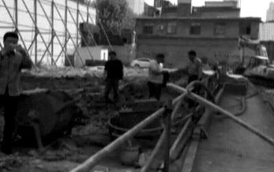 小区的通道被扒毁。