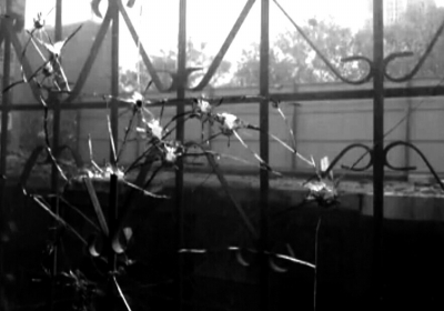 居民家的窗户遭枪击。央视截屏