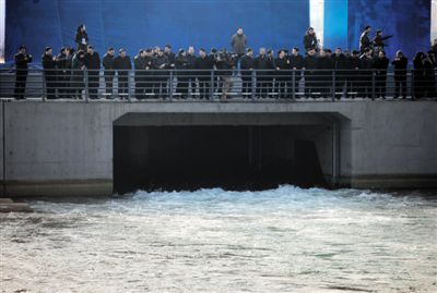 昨日,南水北调中线一期工程总干渠终点团城湖明渠,来宾见证开闸放水,北京市南水北调工程正式通水。新京报记者