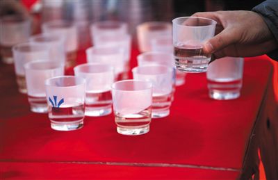 昨日通水现场,来宾们品尝南水。新京报记者