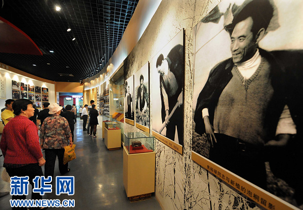 参观者在河南兰考焦裕禄同志纪念馆内观看焦裕禄事迹展览（2014年5月14日摄）。 新华社记者 李安 摄