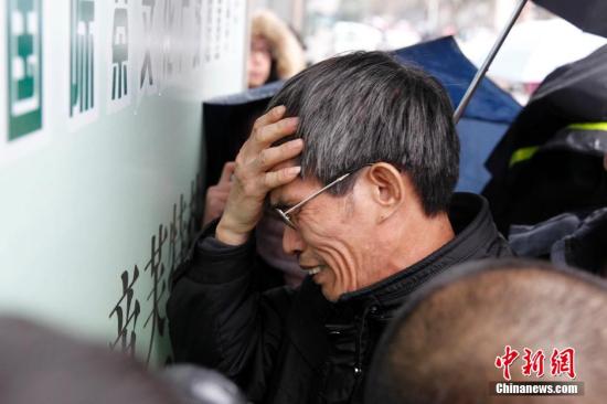 2月18日上午，上海市第二中级人民法院对复旦投毒案依法公开一审宣判，被告人林森浩犯故意杀人罪被判死刑，剥夺政治权利终身。图为林森浩父亲得此消息后痛不欲生。中新社发 汤彦俊 摄