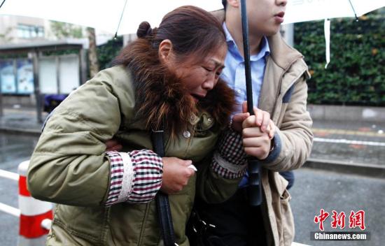 2月18日上午，上海市第二中级人民法院对复旦投毒案依法公开一审宣判，被告人林森浩犯故意杀人罪被判死刑，剥夺政治权利终身。图为林森浩父亲得此消息后痛不欲生。中新社发 汤彦俊 摄