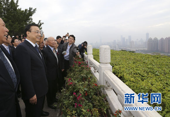 1月4日至6日，中共中央政治局常委、国务院总理李克强在广东深圳、广州考察。这是1月5日，李克强在深圳莲花山顶与亲历改革开放的老同志远眺深圳城区。新华社记者 丁林 摄