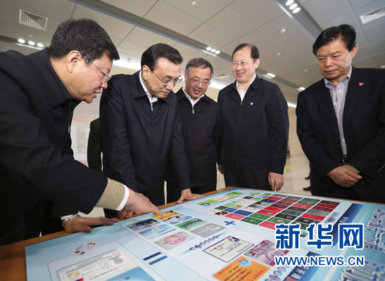 1月4日至6日，中共中央政治局常委、国务院总理李克强在广东深圳、广州考察。这是1月5日，李克强在位于国家新批准的广东自贸试验区的广州南沙新区考察简政放权情况。新华社记者 丁林 摄