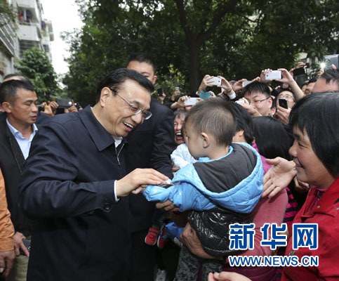 1月4日至6日，中共中央政治局常委、国务院总理李克强在广东深圳、广州考察。这是1月5日，李克强在广州萝岗区联和街玉树社区考察。新华社记者 丁林 摄