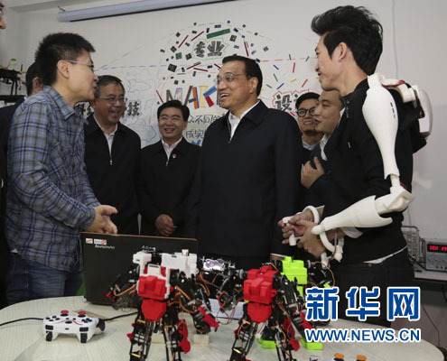 1月4日至6日，中共中央政治局常委、国务院总理李克强在广东深圳、广州考察。这是1月4日，李克强在深圳柴火创客空间考察。新华社记者丁林 摄