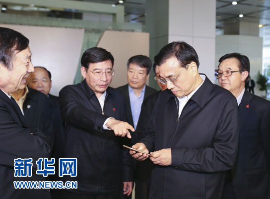 1月4日至6日，中共中央政治局常委、国务院总理李克强在广东深圳、广州考察。这是1月4日，李克强在深圳考察华为公司。新华社记者 丁林摄