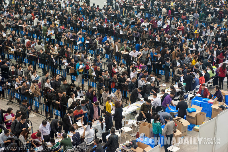 深圳未上牌小汽车开始公证 排队市民人山人海场面火爆