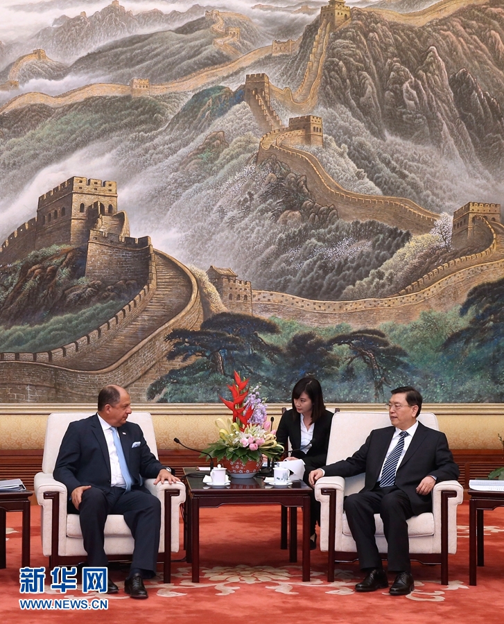 1月8日,全国人大常委会委员长张德江在北京人民大会堂会见哥斯达黎加总统索利斯。 新华社记者 庞兴雷 摄 1月8日,全国人大常委会委员长张德江在北京人民大会堂会见哥斯达黎加总统索利斯。 新华社记者 庞兴雷 摄