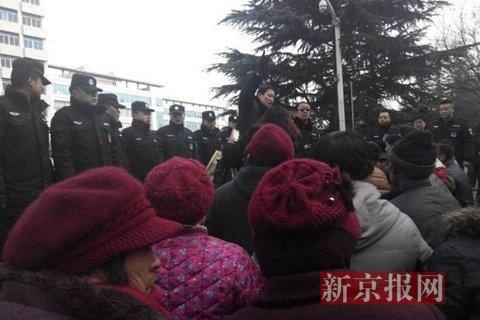 山东邹城回应百人跪访市长：有人策划 已被控制