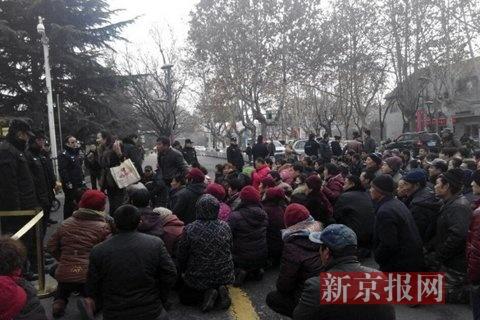 山东邹城回应百人跪访市长：有人策划 已被控制