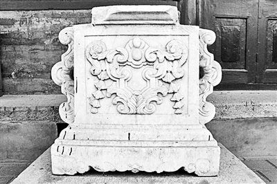 谐奇趣石刻：上世纪70年代由西洋楼遗址搬到地安门西大街153号院，2006年7月部分石刻归还圆明园。