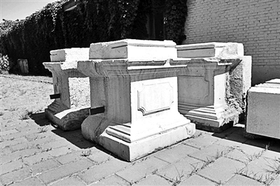 养雀笼石墩：上世纪70年代从西洋楼养雀笼西门遗址搬至田村山南路17号某部队，2013年部队将这4个石墩归还圆明园。供图/刘阳