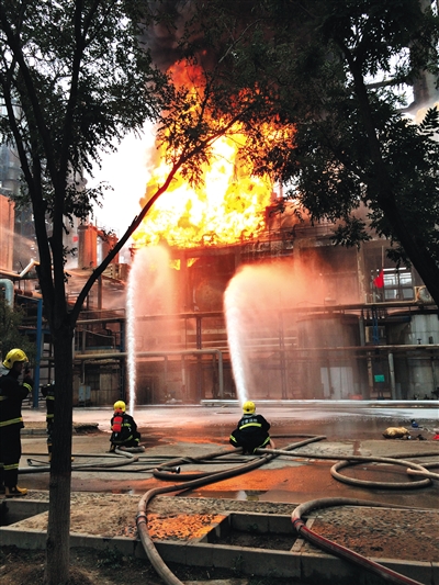 2014年8月4日,兰州石化公司炼油厂30万吨/年气体分馏装置泄漏着火。据通报,去年8月至今,兰州石化已经连续发生四起环境污染事故。 图/CFP