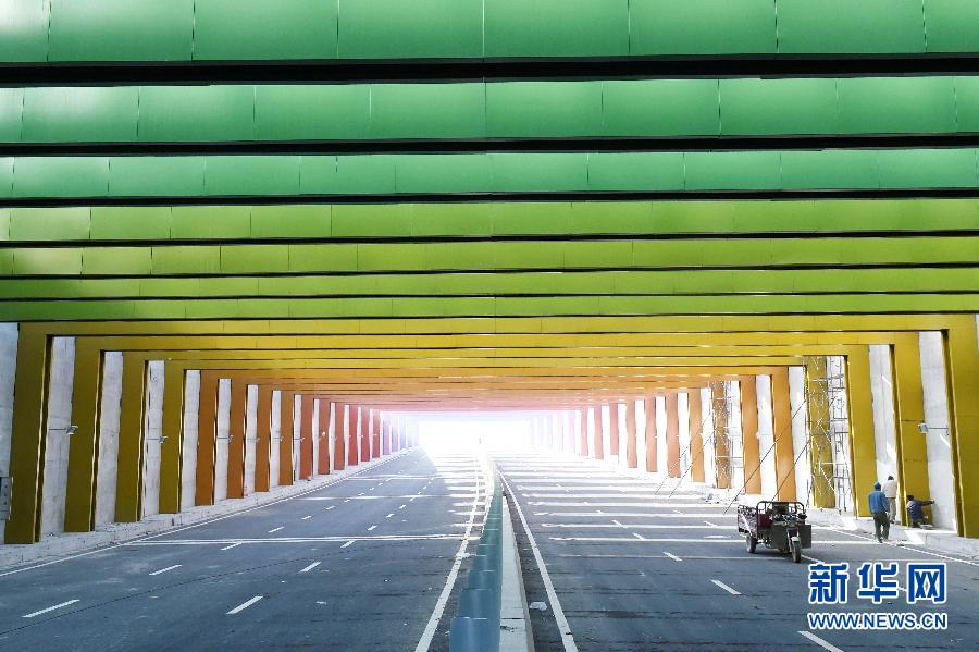 (社会)(1)“彩虹隧道”亮相郑州