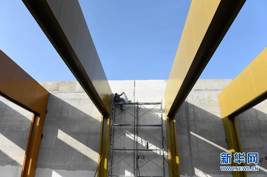 (社会)(2)“彩虹隧道”亮相郑州