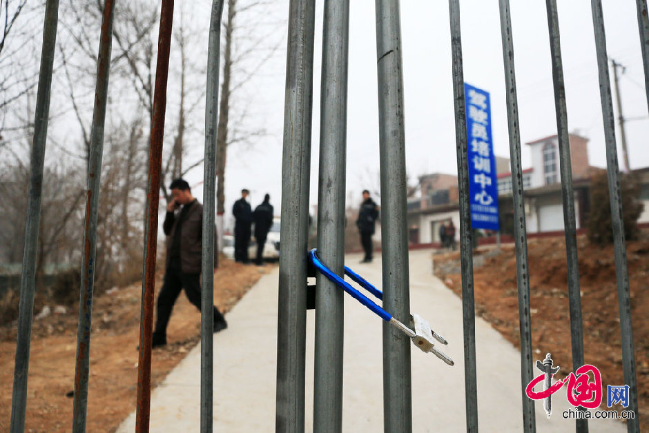 河南伊川执法人员翻墙突袭 8天取缔黑驾校1