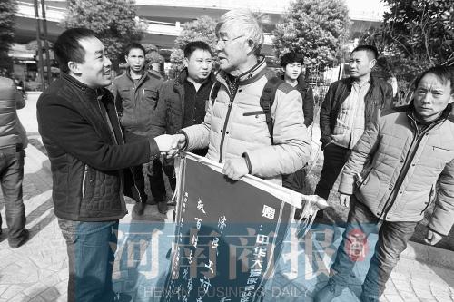 河南六旬老人数次往返山东 帮千余农民工讨薪280万