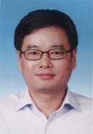 汤志平，男，1965年11月24日出生，汉族，籍贯上海，研究生学历。1996年8月起，历任市城市规划管理局规划处副处长，局副总工程师，局长助理、副总工程师、副局长，徐汇区副区长、区委常委。2009年8月起任上海市发展和改革委员会副主任，2011年1月起兼任上海市物价局局长。2013年3月起，任上海市城乡建设和交通委员会主任。2014年2月任上海市城乡建设和管理委员会主任。