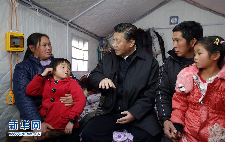 這是1月19日，習近平來到魯甸縣小寨鎮甘家寨紅旗社區過渡安置點，看望受災群眾。新華社記者 鞠鵬 攝
