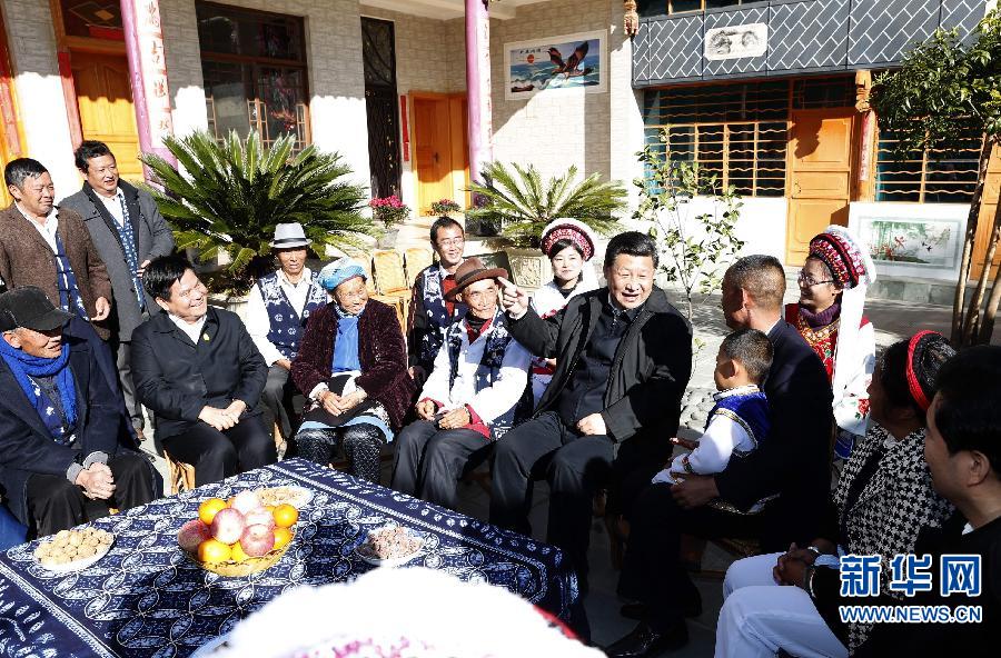 這是1月20日，習近平來到大理白族自治州大理市灣橋鎮古生村村民李德昌家，同村民們圍坐在一起親切拉家常。 新華社記者 鞠鵬 攝