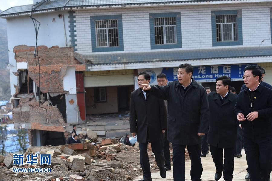 这是1月19日，习近平在鲁甸县龙头山镇，踏上废墟查看灾情。 新华社记者 张铎 摄
