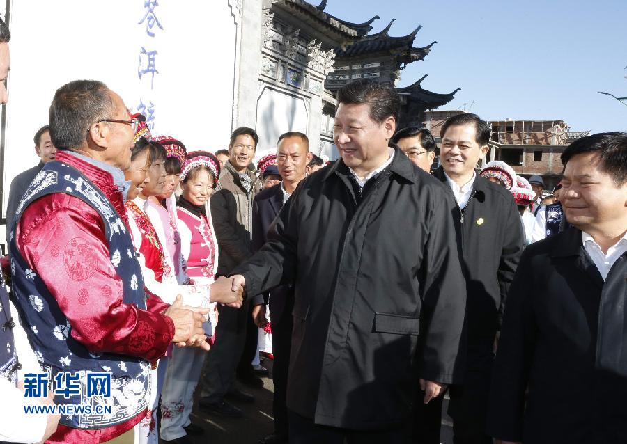 这是1月20日，习近平离开大理白族自治州大理市湾桥镇古生村时，同闻讯而来的村民们握手。 新华社记者 鞠鹏 摄