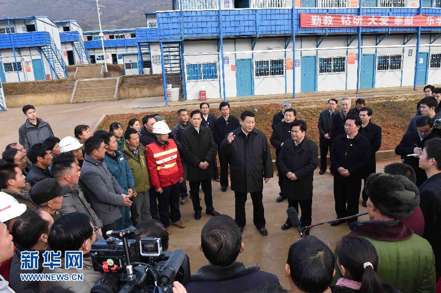 这是1月19日，习近平在鲁甸县龙头山镇板房学校，看望慰问受灾群众代表和抗震救灾先进工作者代表。 新华社记者 张铎 摄