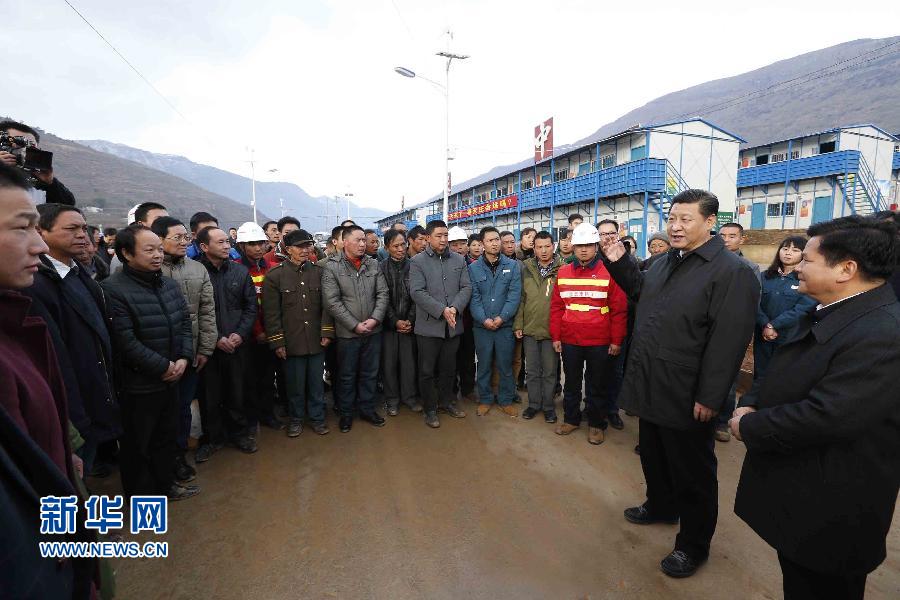这是1月19日，习近平在鲁甸县龙头山镇板房学校，看望慰问受灾群众代表和抗震救灾先进工作者代表。 新华社记者 鞠鹏 摄