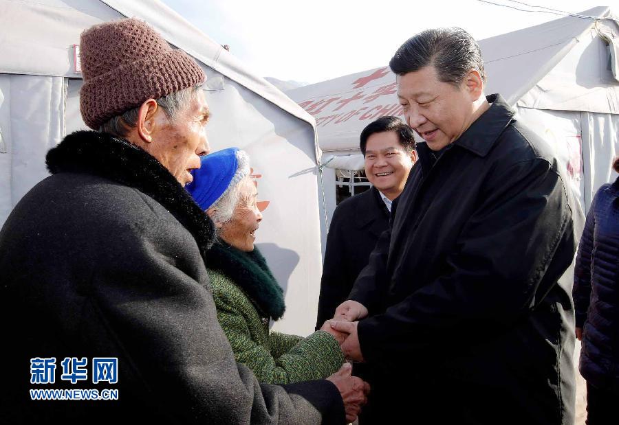 这是1月19日，习近平来到鲁甸县小寨镇甘家寨红旗社区过渡安置点，看望邹体富老两口。 新华社记者 鞠鹏 摄
