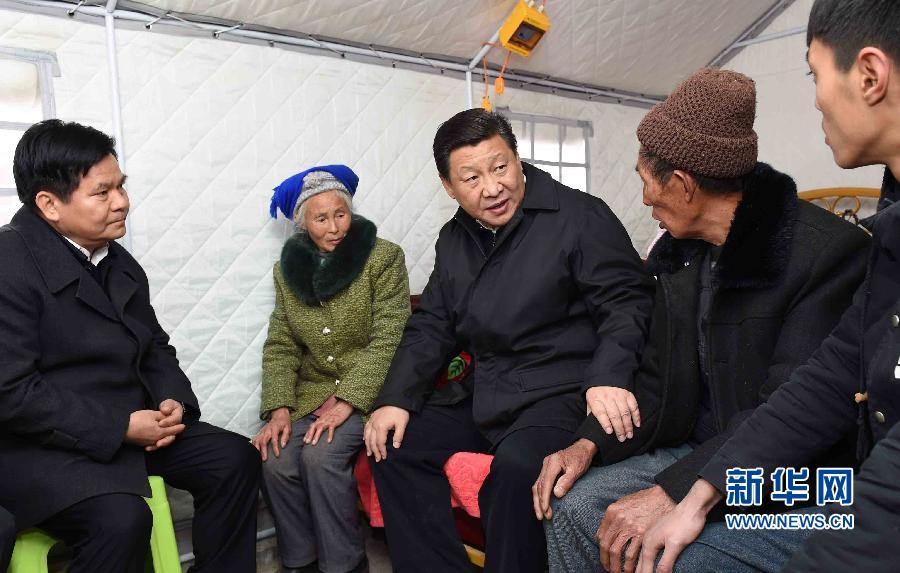 这是1月19日，习近平来到鲁甸县小寨镇甘家寨红旗社区过渡安置点，走进邹体富老两口和孙子住的帐篷，询问家里吃饭、补助、收入等问题。新华社记者 张铎 摄 